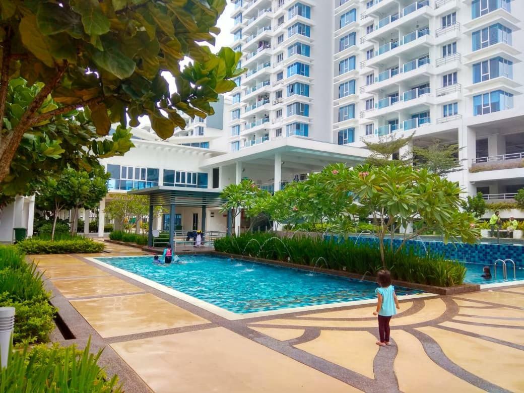 Putra 1 Pool Homestay Bandar Seri Putra Kampong Sungai Buah Exterior foto